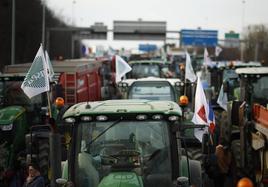 Los agricultores franceses continúan las protestas a la espera de nuevas concesiones del Gobierno