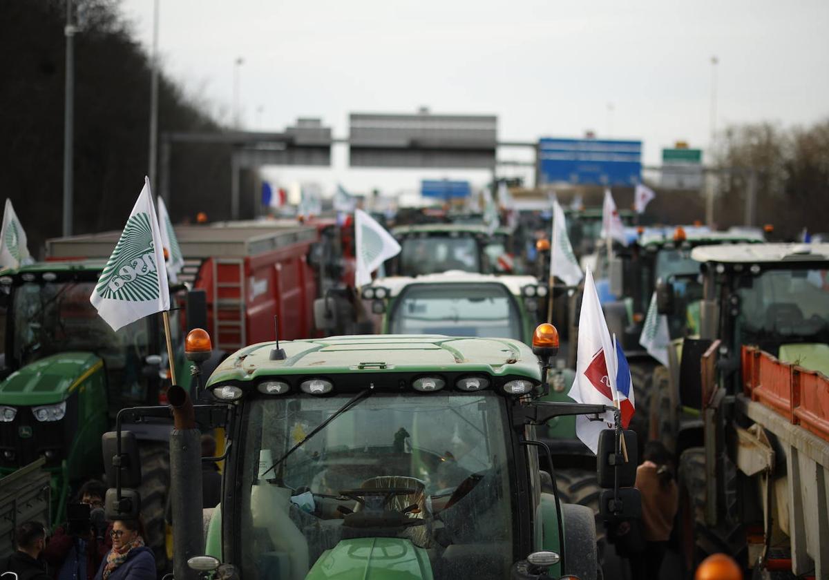 Los agricultores franceses continúan las protestas a la espera de nuevas concesiones del Gobierno