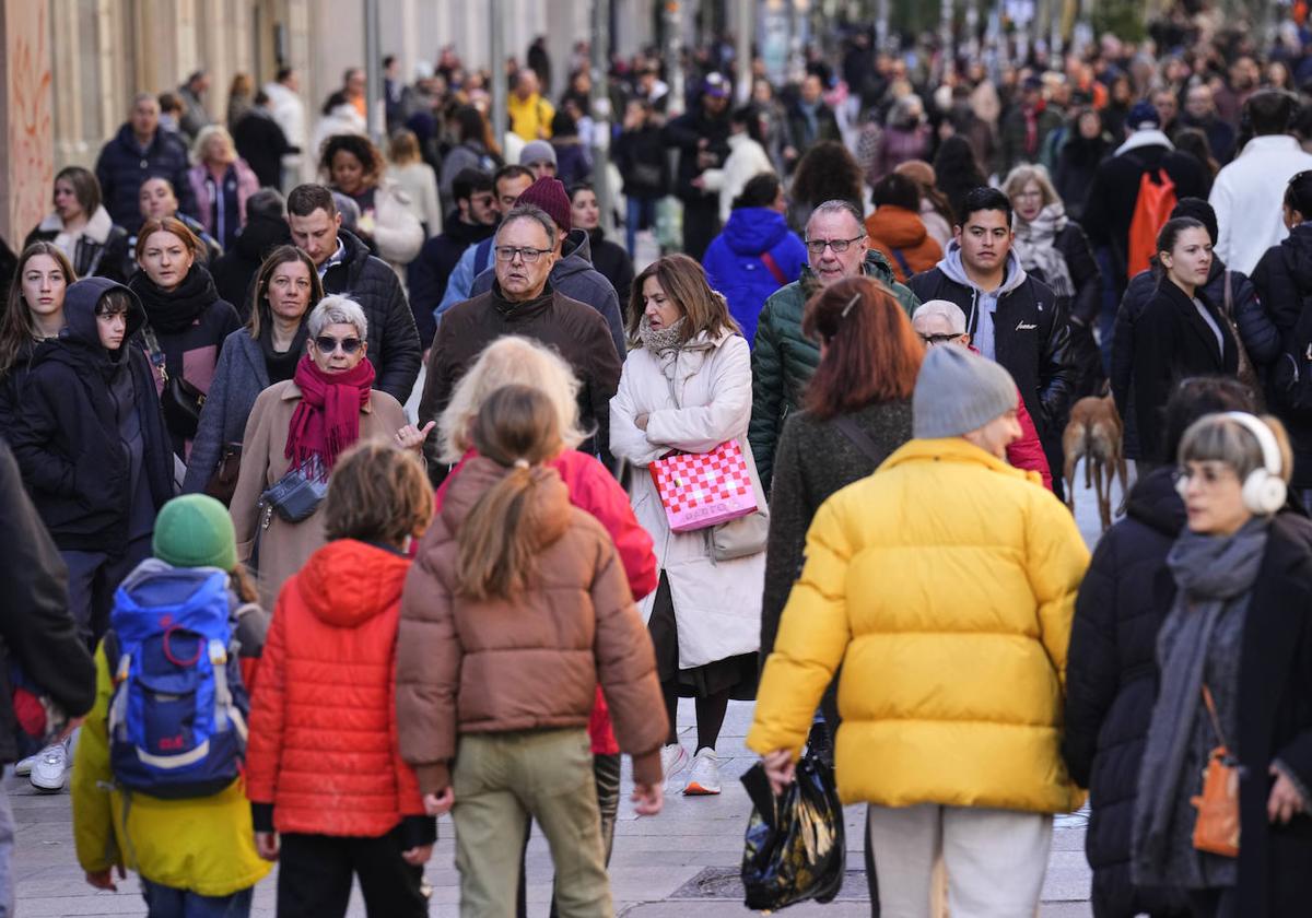 La economía salva la subida de tipos y crece un 2,5% en 2023 por el impulso del consumo