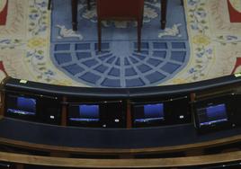 Vista de las pantallas que cada diputado tiene en su escaño en el hemiciclo en el Congreso.