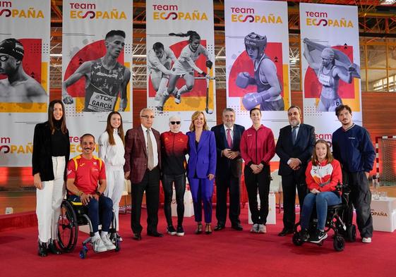 Carolina Marín (4d), junto al presidente del CSD, José Manuel Rodríguez Uribes, y la ministra de Educación y Deportes, Pilar Alegría.