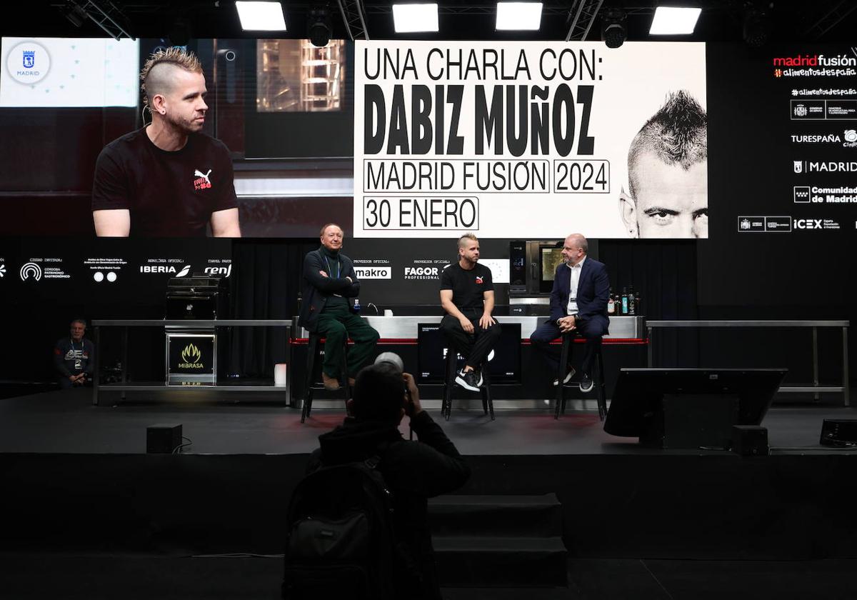 Dabiz Muñoz, entre José Carlos Capel y Benjamín Lana.