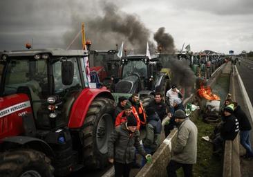 El Gobierno francés no logra convencer a sus agricultores