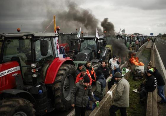 Un grupo de agricultores bloquea una carretera en Jossigny, al este de París.