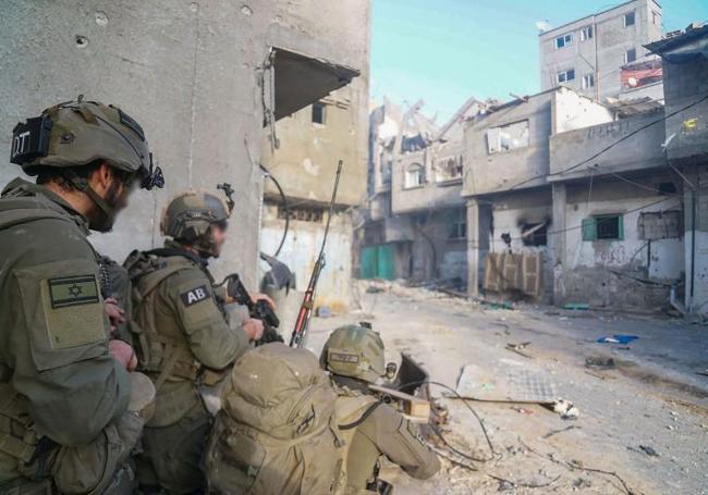 Soldados israelíes durante una operación en Khan Yunis, en el sur de la Franja de Gaza.