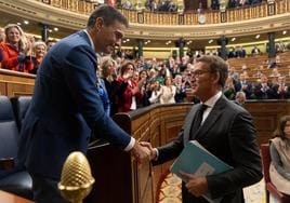 El presidente del Gobierno, Pedro Sánchez, saluda al presidente del PP, Alberto Núñez Feijóo, tras la sesión de investidura de noviembre