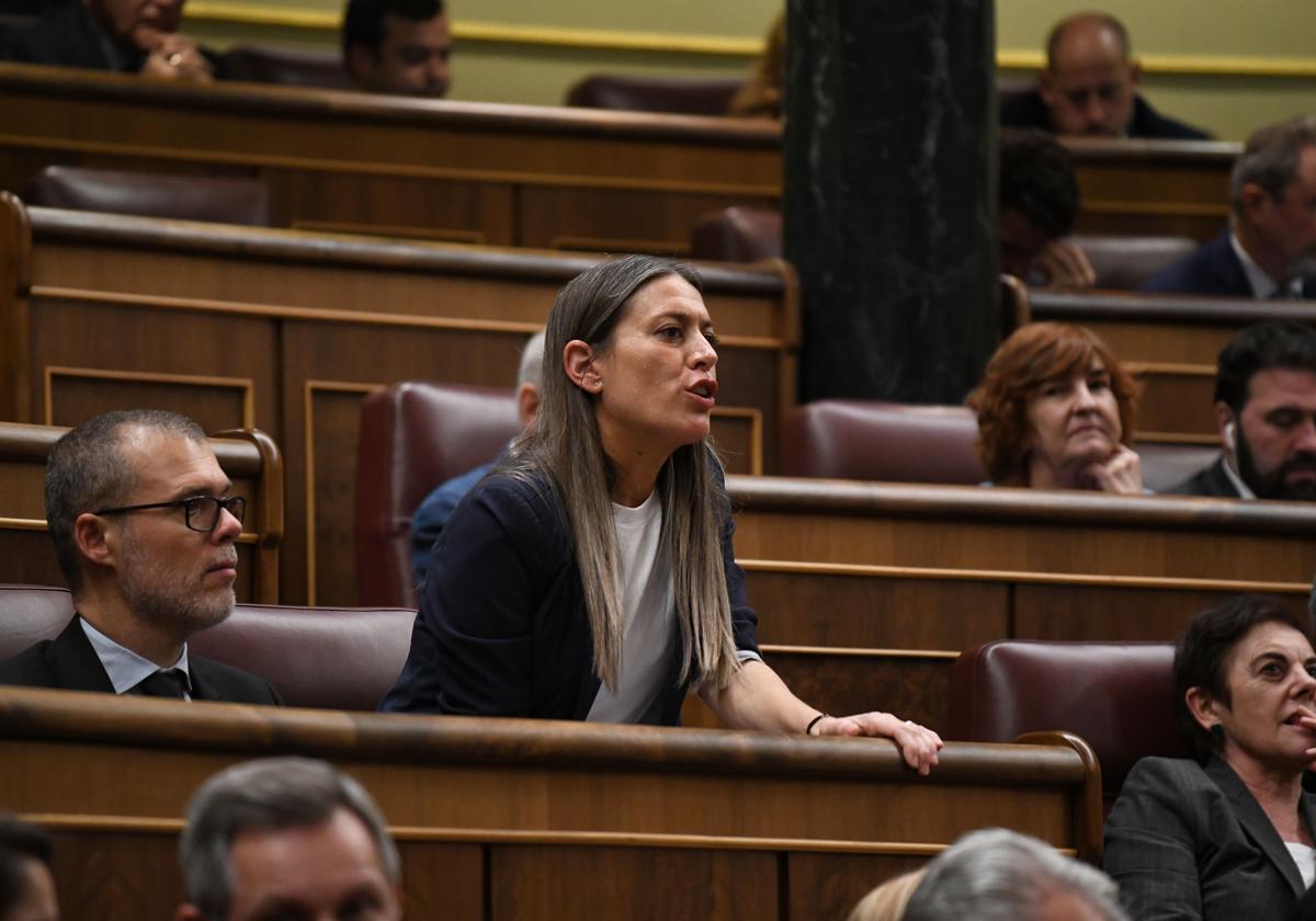 La portavoz de Junts, Míriam Nogueras, vota en contra de la ley de amnistía durante el pleno del Congreso de los Diputados.