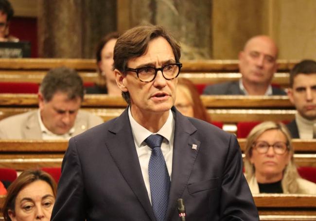 El líder del PSC, Salvador Illa, en el Parlamento catalán.