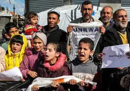 Familias palestinas se manifiestan en Gaza para pedir apoyo internacional para la agencia de refugiados UNRWA.