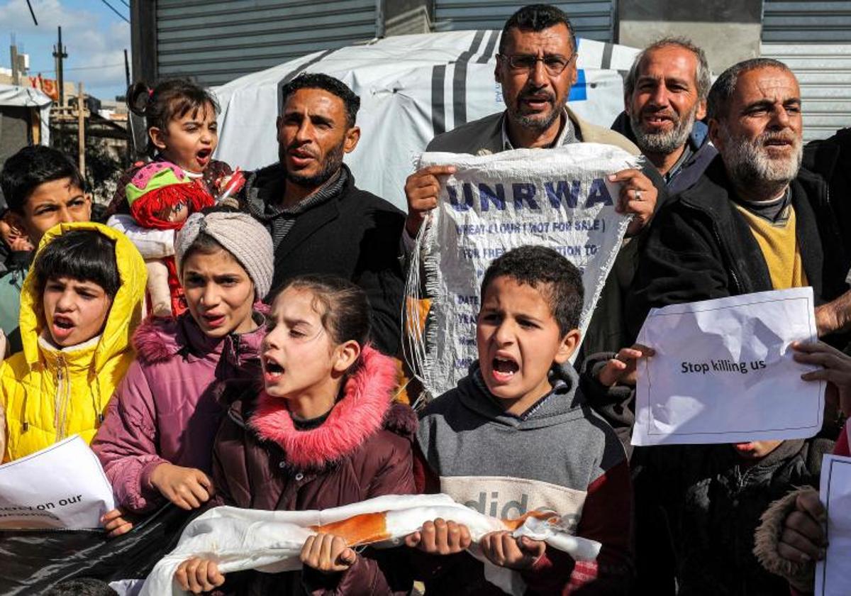 Familias palestinas se manifiestan en Gaza para pedir apoyo internacional para la agencia de refugiados UNRWA.