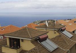 Paneles solares en los tejados de las casas de Santa Cruz de Tenerife, Islas Canarias.