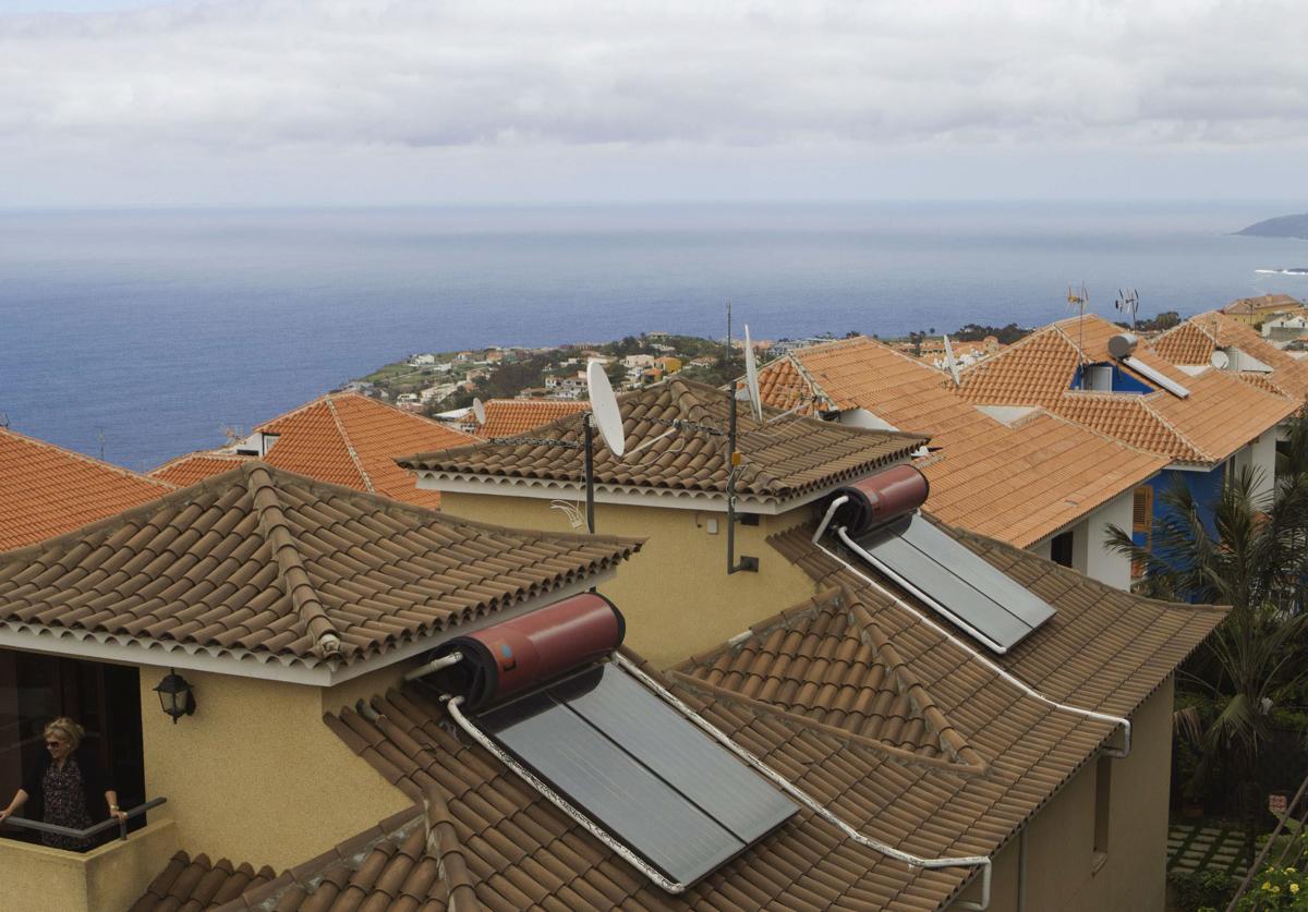 Paneles solares en los tejados de las casas de Santa Cruz de Tenerife, Islas Canarias.