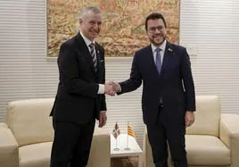 El lehendakari con el presidente catalán Pere Aragonès durante su encuentro en Bruselas.