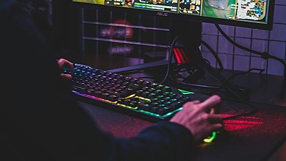 Dale un toque futurista a tu setup gamer con estos accesorios de iluminación RGB