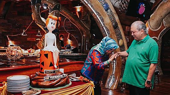 Ibrahim Iskandar, el nuevo rey de Malasia que tiene un troncomóvil y reparte limosna sobre su Harley