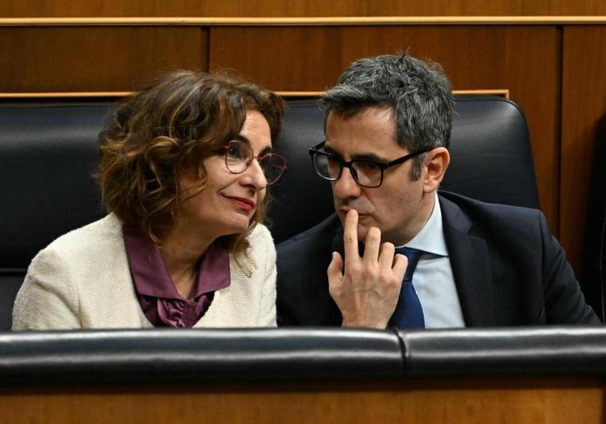 María Jesús Montero y Félix Bolaños durante el pleno de este martes en el Congreso.