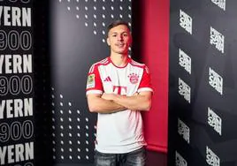 Bryan Zaragoza posa con la camiseta del Bayern, su nuevo equipo.