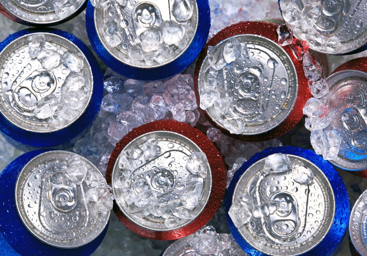 Latas de refrescos en hielo.