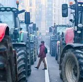 Un millar de tractores bloquean Bruselas para reclamar apoyos a los líderes de la UE