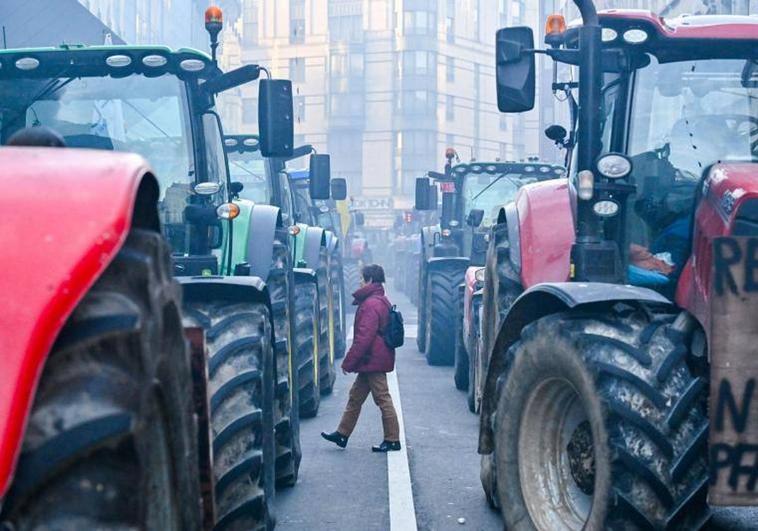 Un millar de tractores bloquean Bruselas para reclamar apoyos mientras se reúnen los líderes de la UE