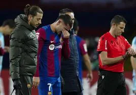 Ferran Torres se retira lesionado durante del partido contra Osasuna