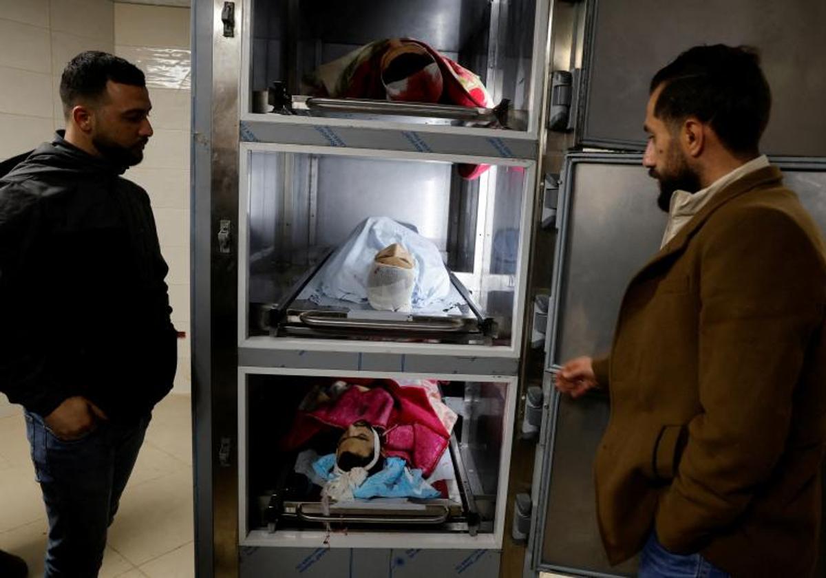 Los cuerpos de los palestinos asesinados después de una redada israelí en el hospital de Yenín.