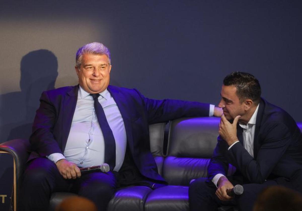Joan Laporta junto a Xavi Hernández, en un acto del Barça.