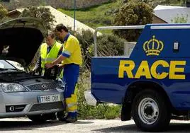 Un conductor recibe asistencia del RACE