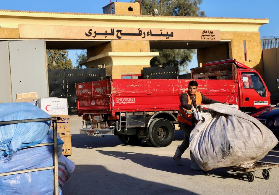 Voluntarios egipcios llevan ayuda humanitaria para Gaza el paso fronterizo de Rafah.