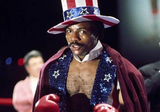 Weathers caracterizado como su personaje Apollo en la película 'Rocky IV'.