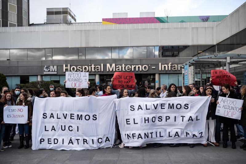 Manifestantes sujetan pancartas durante una protesta tras el cierre de la UCI pediátrica del Hospital Universitario La Paz el pasado 18 de nero