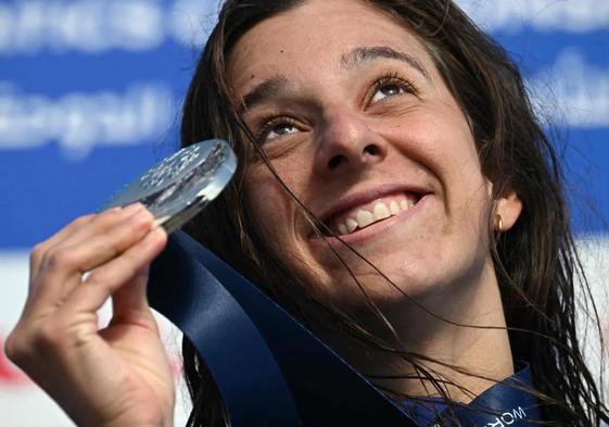 María de Valdés, mirando al cielo para dedicarle la medalla a su padre.