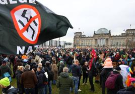 Miles de personas se han concentrado este sábado contra la ultraderecha frente al Reichstag en Berlín.