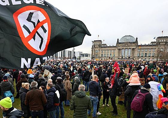 Miles de personas se han concentrado este sábado contra la ultraderecha frente al Reichstag en Berlín.