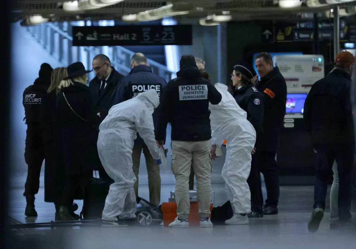 Un equipo de la Policía científica toma muestras en la estación parisina donde se ha registrado el ataque.