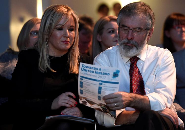 Michelle O'Neill con el histórico líder del Sinn Féin Gerry Adams en 2017.