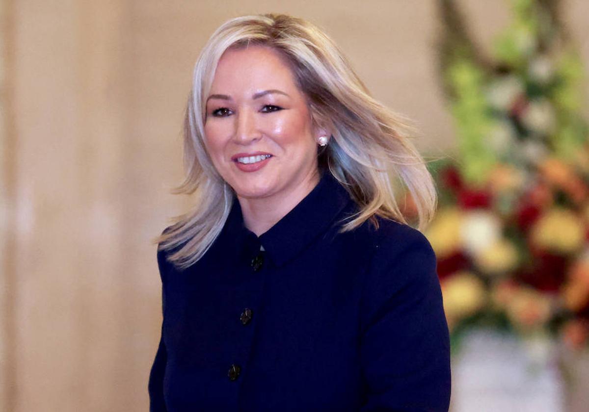 Michelle O'Neill camina por el Parlamento norirlandés.