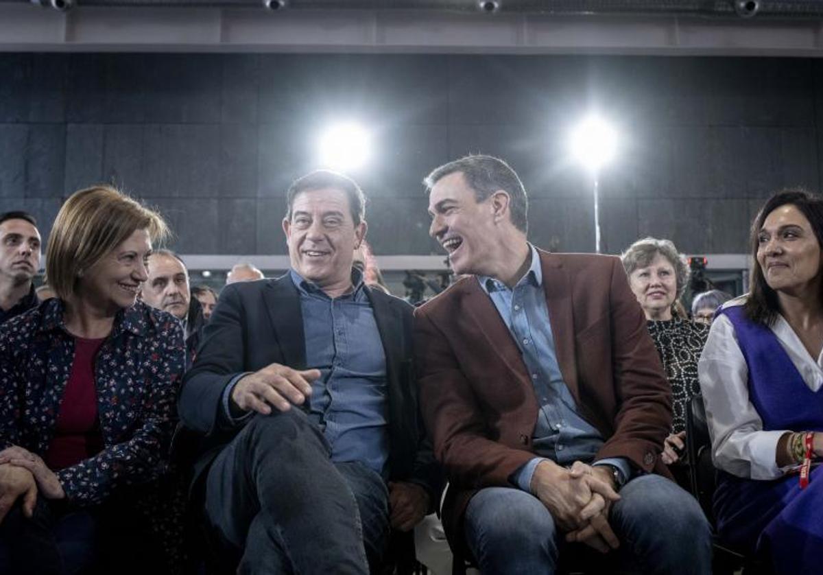 Pedro Sánchez (c), acompaña al candidato a la Presidencia de la Xunta, José Ramón Gómez Besteiro (2i), y la cabeza de lista por Ourense Carmen Dacosta (d) durante el acto de Orense.