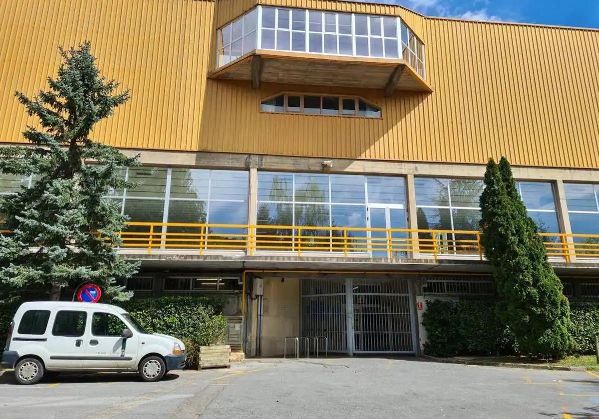 Exterior del polideportivo de La Granja de Llodio.