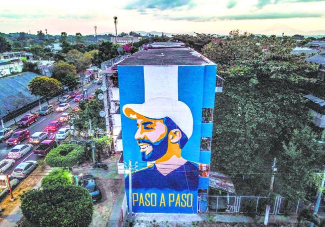 Mural con la imagen de Bukele en un barrio de apartamentos de la capital, San Salvador.