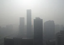 Rascacielos del distrito central de negocios, envueltos por la contaminación de aire pesado, en Beijing.