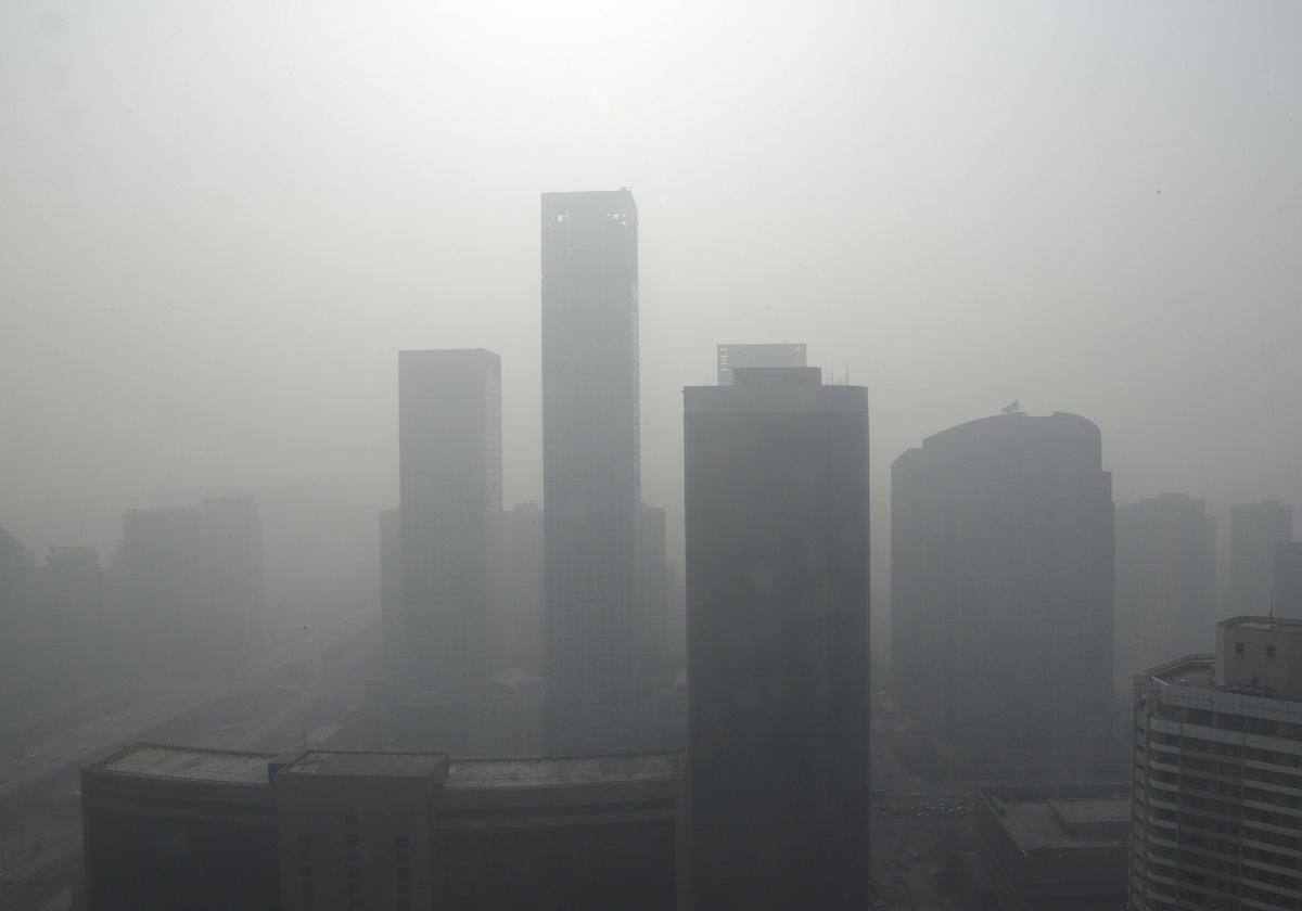 Rascacielos del distrito central de negocios, envueltos por la contaminación de aire pesado, en Beijing.