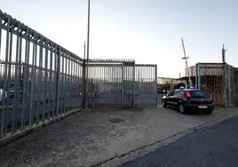 Un coche de Policía accede al cetro de internamiento de inmigrantes de Ponte Galeria.