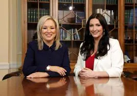 La recién elegida primera ministra de Irlanda del Norte, la nacionalista Michelle O'Neill, y la viceprimera ministra, la unionista Emma Little-Pengelly.