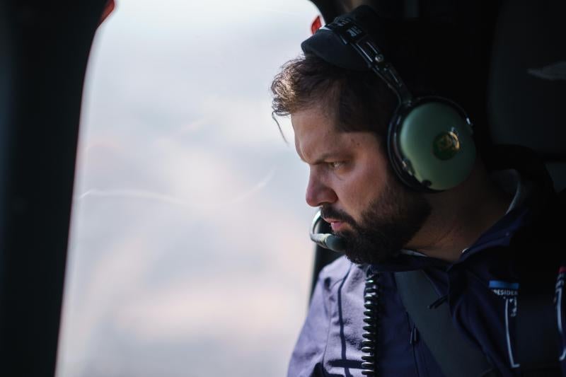 El presidente chileno, Gabriel Boric, observa desde un helicóptero los daños causados por las llamas.