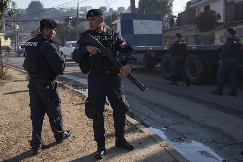 Militares patrullan en Villa Independencia, barrio de Viña del Mar golpeado por un voraz incendio. 