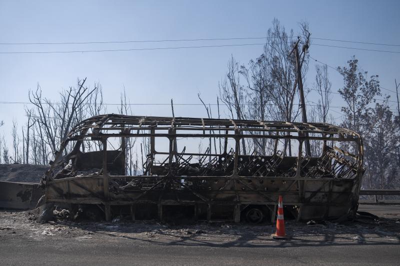 Los restos de un autobús que fue engullido por un incendio en la región de Valparaíso, a 100 kilómetros al este de Santiago de Chile.