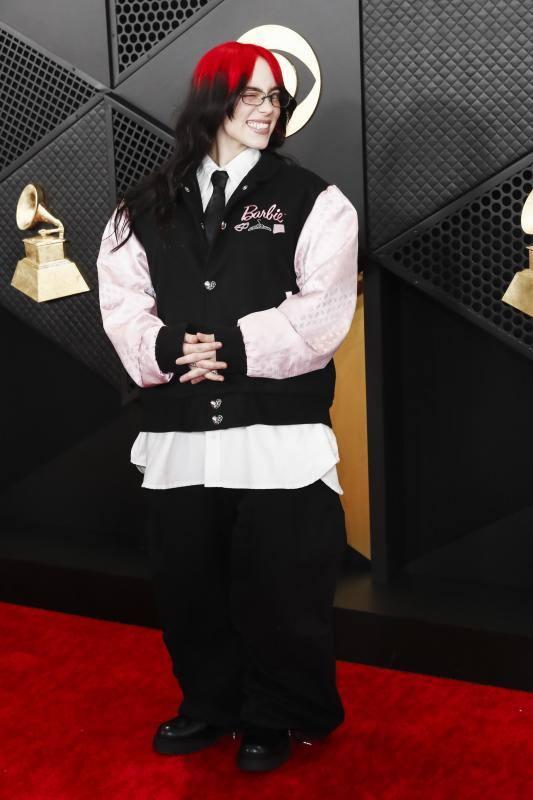 Billie Eilish en línea con su atuendo en los Globos de Oro, con prendas extra grandes y de estética colegial, hizo un guiño a Barbie con su chaqueta. 