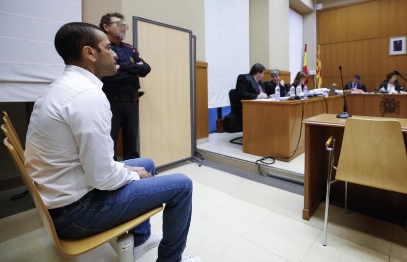 Dani Alves ha acudido al juicio con una camisa blanca, unos vaqueros y unas deportivas. 