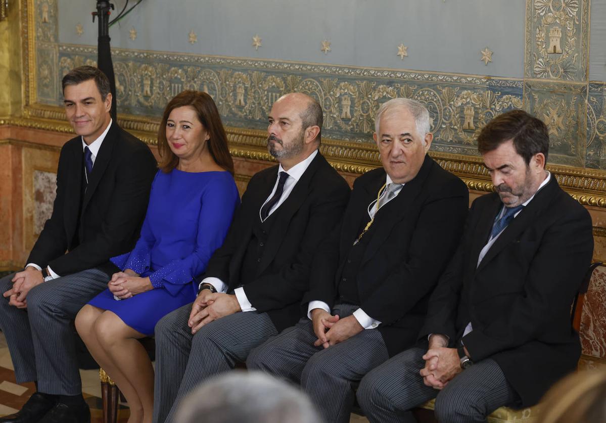 El presidente interino del CGPJ, Vicente Guilarte (primero por la derecha), en la jura de la Princesa Leonor junto a Francina Armengol y Pedro Sánchez.